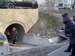 Школьники переходят дорогу через подземную трубу. Комментарий Минтранса 
