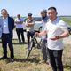 Фото 24-kg.com. Алмазбек Жумалиев (на фото слева) и Рустам Бегалиев на встрече с жителями садоводческого товарищества
