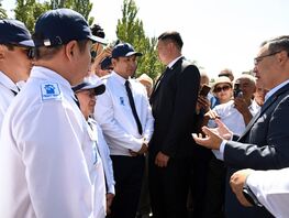 Садыр Жапаров рассказал водителям автобусов, как из-за них попал в&nbsp;пробку 