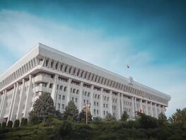 Кто работает, а&nbsp;кто числится: топ-10 депутатов Жогорку Кенеша VII созыва 