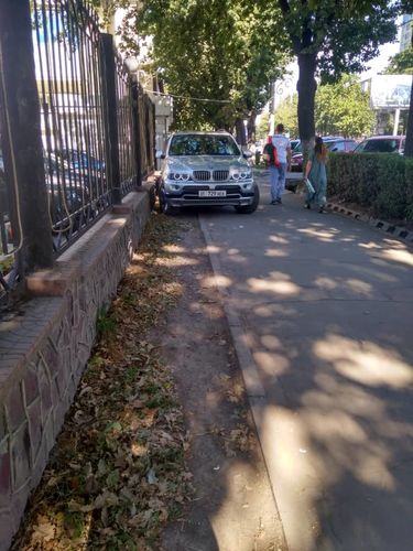 Фото читателя. Чудаки парковки