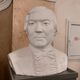Фото 24-kg.com. Бюст Булата Минжилкиева в фойе родного театра