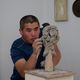 Фото 24-kg.com. Скульптор создает образ девушки 