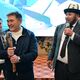 Фото из соцсетей. Камчыбеку Ташиеву вручили символический подарок с пожеланием продолжить решительную борьбу с коррупцией
