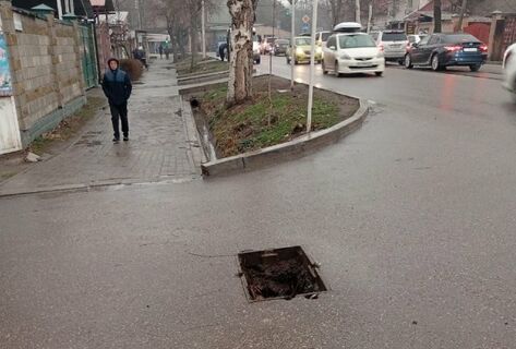 Опасный участок: в&nbsp;Бишкеке на&nbsp;перекрестке шесть месяцев открыт ливнеприемник 