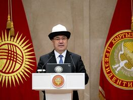 Садыр Жапаров өлкөнүн 92&nbsp;мыкты студентине президенттик стипендияларды тапшырды 