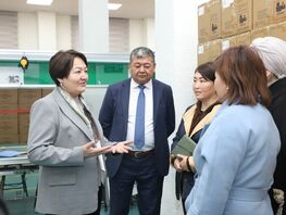 Алтын Казык: Кыргызстанда башталгыч класстын мугалимдерине ноутбуктар тапшырылды 