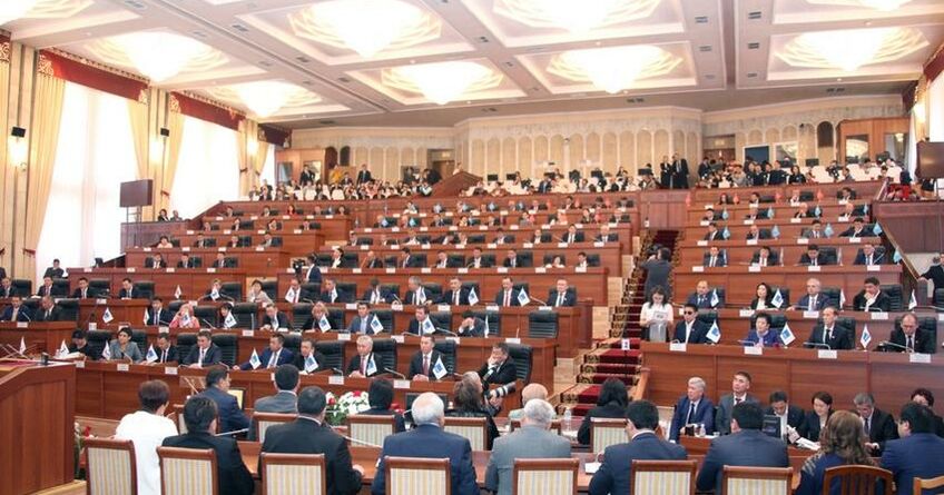 Равные условия. Депутатам Жогорку Кенеша перестали платить зарплату 