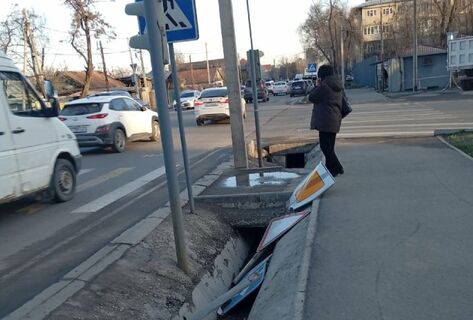 В&nbsp;Бишкеке на&nbsp;пересечении улиц Токтоналиева и&nbsp;Джаманбаева снесли дорожные знаки 