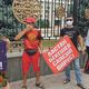 Фото 24-kg.com. В Бишкеке члены общества слепых и глухих митингуют против Дастана Бекешева