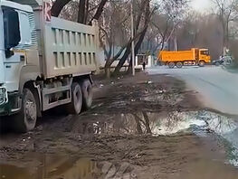 Грязь и&nbsp;большегрузы. Горожане просят навести порядок у&nbsp;строек 