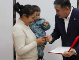 Камчыбек Ташиев подарил квартиру матери четырех детей и&nbsp;погасил ее&nbsp;кредит 