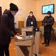 Фото 24-kg.com. Избиратель голосует