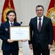 Фото пресс-службы президента КР. Сборной по хоккею вручили денежные сертификаты